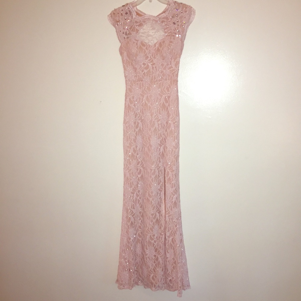 Can be worn to a pageant, prom or wedding.